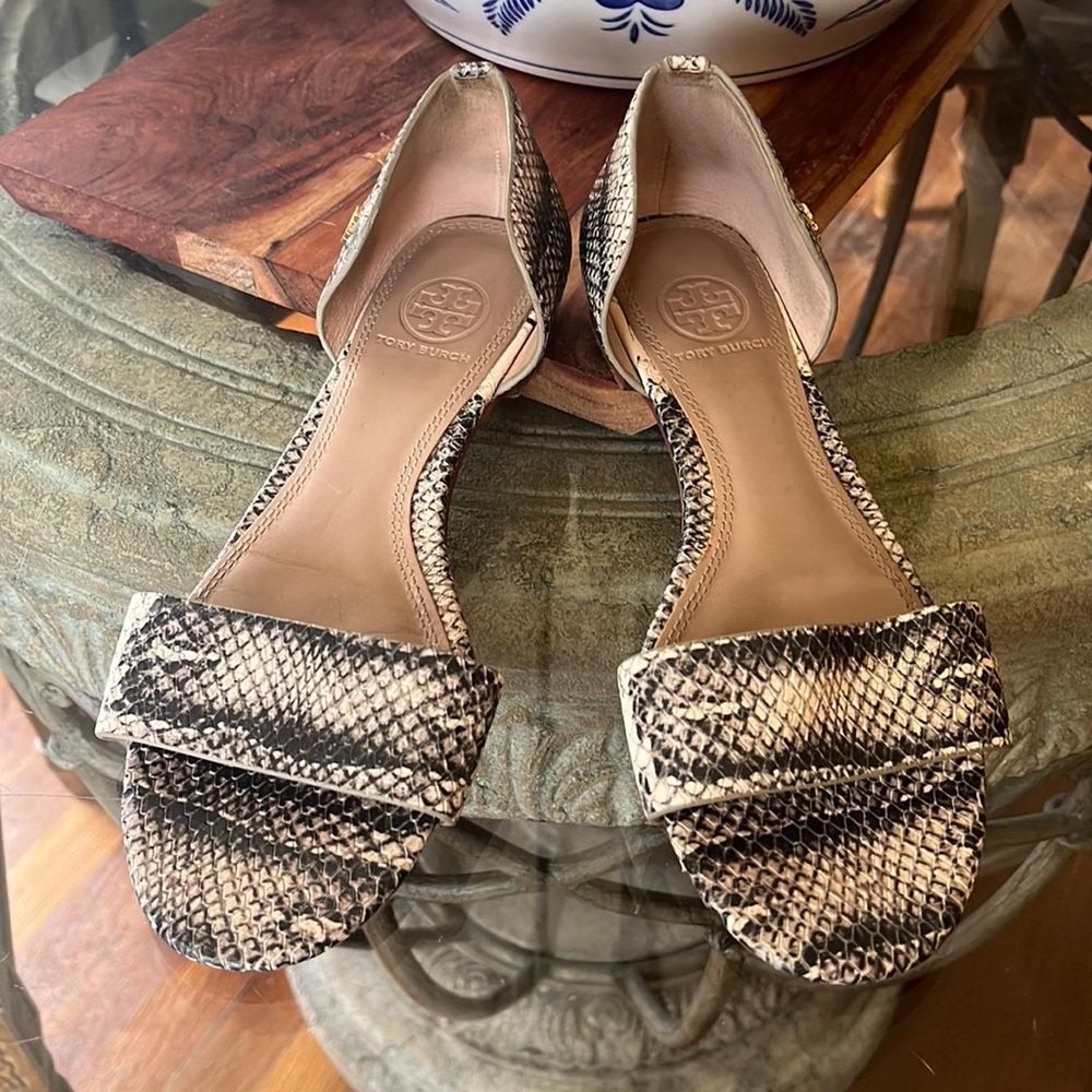 Tory Burch flat snakeskin Savannah sandals  size 6.5